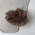 Detalle de coletero de organza marrón con lunares blancos y textura de malla suave - Marrón