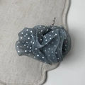 Primer plano de coletero de malla gris con lunares y tejido suave de volantes en lino - Azul Grisáceo