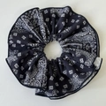 Detailopname van de donkerblauwe paisley scrunchie met focus op de stof en de stiksels - Marineblauw Scrunchie