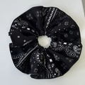 Detailweergave van grote marineblauwe paisley haarelastiek met wit patroon en textuur - Zwarte Scrunchie