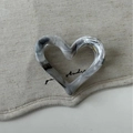 Détail de la pince à cheveux cœur à motif marbre avec ressort en métal doré - Style Coeur