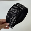 Detail van een marineblauwe paisley bandana-hoofdband met vintage stoftextuur en bies - Zwarte Hoofdband