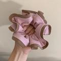 Detalle de un coletero grande rosa con ribete marrón en contraste sostenido en la mano - Rosa