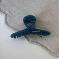 Grande pince à cheveux bleu foncé brillant sur lin montrant les dents et la structure solide - Bleu foncé