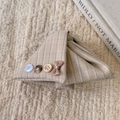 Detail der beige gestreiften Stoff-Haarklammer mit bunten Knöpfen und rosa Schleife - Aprikose