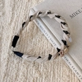 Detailansicht eines gewebten Haarreifens mit Vintage-Knopf und rosa Schleife - Aprikose Stirnband