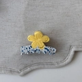 Détail macro de la pince à cheveux coréenne avec fleur jaune et motif marbré bleu - Fleur Jaune