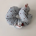 Dettaglio dell'elastico a quadretti blu con cuori rossi e toppa ricamata Ruru - Scrunchie Imbottito