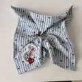 Dettaglio dell'elastico per capelli a quadretti blu con cuori e toppa ricamata Reichi - Scrunchie a Foulard Quadrato