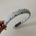 Dettaglio fascia per capelli a quadretti blu e bianchi con cuori rossi ricamati - Cerchietto