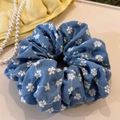 Chouchou fleur bleu denim avec broderies blanches sur fond en tricot jaune clair - Bleu clair