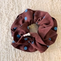 Macro di elastico per capelli vintage marrone a pois blu con una piccola etichetta bianca cucita - Scrunchie Sciancrato