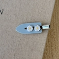 Dettaglio del fermaglio per capelli in acetato celeste con due margherite bianche e gialle - Floreale Blu Bianco