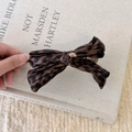 Dettaglio fiocco leopardato con bottone a cuore dorato inciso love per capelli eleganti - Clip a Torsione / Stampa Leopardata Scura