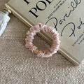 Dettaglio ravvicinato di elastico in raso rosa con pieghe morbide su un libro francese - Stile Base Rosa Champagne (A)