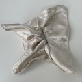 Dettagli dell'elastico in raso champagne decorato con strass brillanti per capelli - Bianco Sporco