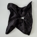 Dettaglio di elastico per capelli in raso nero decorato con strass argentati lucidi - Nero