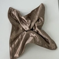 Dettaglio di foulard in raso bronzo con strass scintillanti e finitura in seta lucida - Marrone