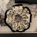 Elegante elastico vintage con tessuto floreale beige e bordo nero in un layout raffinato - Scrunchie con Stampa Bianco e Nero