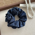 Primo piano dettagliato dell'elastico per capelli in denim blu scuro con tessuto arricciato - Grande