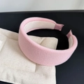 Primer plano de diadema de punto rosa gruesa con tejido de rejilla y diseño acolchado - Rosa