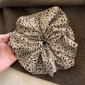 Elastico per capelli oversize con stampa leopardata in chiffon stile retrò Y2K - Oversize (XY-282) / Scrunchie Leopardo Chiaro