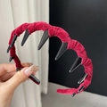 Dettaglio del cerchietto in velluto bordeaux con denti antiscivolo e consistenza morbida - Rosso