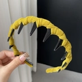 Dettaglio cerchietto in velluto giallo con punte nere ed etichetta fatta a mano - Giallo