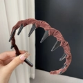 Dettaglio del cerchietto in velluto marrone con grandi denti neri antiscivolo di presa - Marrone