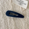 Pinza para el pelo BB clásica en terciopelo azul marino con elegante textura de flocado - Estilo Gota de Agua / Azul