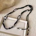Dettaglio della catena in vita intrecciata boho con perle d'argento e pietre di marmo - Nero