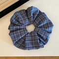 Dettaglio dell'elastico per capelli a quadri blu vintage con etichetta e tessuto pregiato - Scrunchie a Quadri Blu