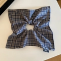 Dettaglio di un elastico per capelli a scacchi blu con etichetta logo nera e tessuto - Elastico per Capelli con Foulard a Quadri Blu Grigio