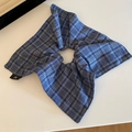 Vista dettagliata di un elastico per capelli a quadretti blu vintage con etichetta nera - Elastico per Capelli con Foulard a Quadri Blu