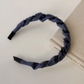 Dettaglio del cerchietto in tessuto blu navy intrecciato con denti antiscivolo per capelli - Blu