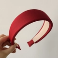 Nahaufnahme des roten Stirnbands aus Rippstoff mit rutschfestem Innenfutter - Rot