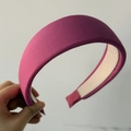 Detailansicht des rosa gestrickten breiten Stirnbands mit feiner vertikaler Rippenstruktur - Rosé