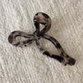 Dettaglio della molletta per capelli con motivo leopardato tartarugato e fiocco vintage - Stile Fiocco Leopardato Grigio / Grigio