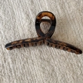 Macro detail of large tortoise shell hair claw clip with vintage amber leopard pattern - Coffee Leopard Cross Style