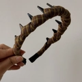 Dettaglio cerchietto in tessuto scozzese con punte in plastica nera e denti antiscivolo - Marrone