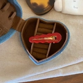 Rote gewellte Acetat-Haarklammer mit Goldschnalle in herzförmiger Denim-Schmuckbox - Rot