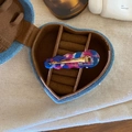 Dettaglio del fermaglio per capelli in acetato marmorizzato con base metallica - Motivo Blu Viola
