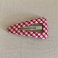 Dettaglio ravvicinato della molletta per capelli a quadretti rossi con base in metallo - Quadretti Rossi