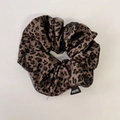 Detalle de coletero con estampado de leopardo, malla y etiqueta hecha a mano - Coletero