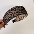 Primer plano de diadema con estampado de leopardo, cristales brillantes y forro suave - Diadema
