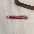 Détail de la barrette rose translucide avec l'inscription dorée FRANCE Handmade - Violet