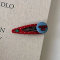 Dettaglio del fermaglio rosso a pois con patch in denim blu e cristallo verde - Clip BB Goccia d'Acqua Traforata Strass Verde