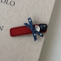 Dettaglio della clip per capelli rossa con fiocco a pois blu e cuore di cristallo lucido - Clip BB Rettangolare