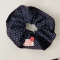 Dettaglio fascia blu navy a pois con bottone rosso ed etichetta in tessuto - Elastico per Capelli a Pois