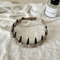 Dettaglio del cerchietto in tessuto scozzese con punte punk nere e denti antiscivolo - Stile Scozzese Marrone Nero con Rivetti a Punta